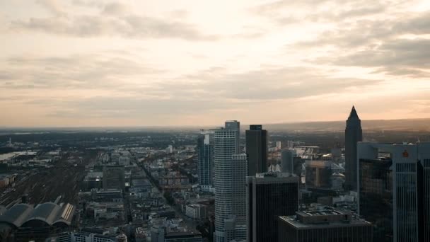 Frankfurts egendom från en höjd. Vacker solnedgång i kvällens stad 31 juli 2019 — Stockvideo