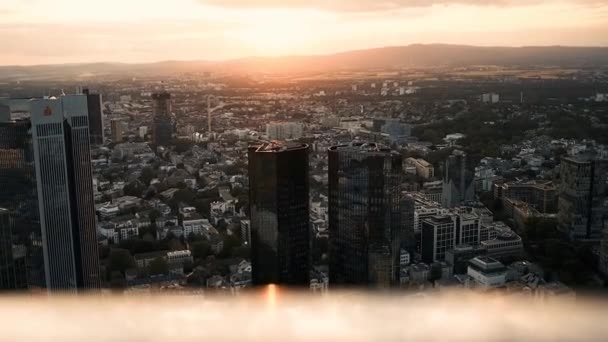 Frankfurts egendom från en höjd. Vacker solnedgång i kvällens stad 31 juli 2019 — Stockvideo