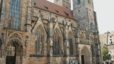 Nuremberg 'deki St. Lawrence Kilisesi. Güzel bir gün uykucu bir gün