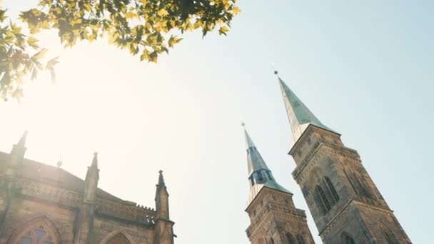 Kościół św. Wawrzyńca w Norymberdze. Piękny dzień senny — Wideo stockowe
