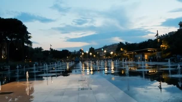 Wieczorna fontanna na placu Miroir dEau w Nicei — Wideo stockowe