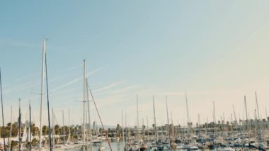 Barcelona, İspanya 'da ucuz oteller. Barcelona limanında bir sürü tekne var.
