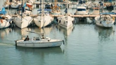 Barcelona, İspanya 'da ucuz oteller. Barcelona limanında bir sürü tekne var.