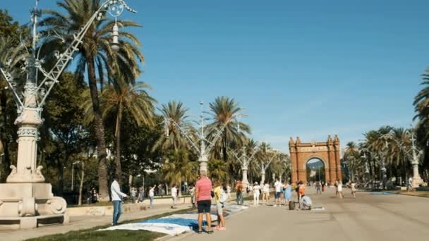 Arc de Triomphe a napos Barcelonában. 2019. augusztus 26. — Stock videók