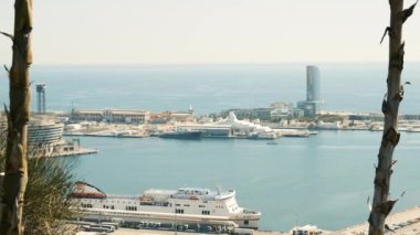 Barcelona limanı. Demirlemiş yatları olan bir sahil. Yükseklerden ateş ediyorlar.