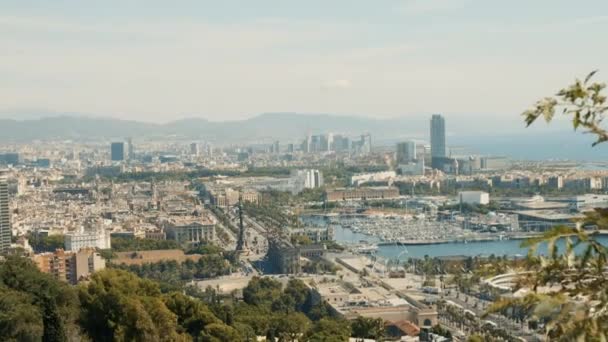 바르셀로나의 항구. 정박 된 요트가 있는 해안. 높은 곳에서 촬영 — 비디오
