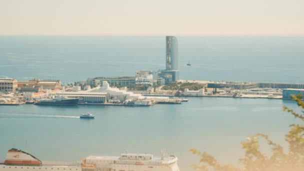 바르셀로나의 항구. 정박 된 요트가 있는 해안. 높은 곳에서 촬영 — 비디오