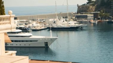 Monako 'nun güzel şehrinde bir yat teknesi.