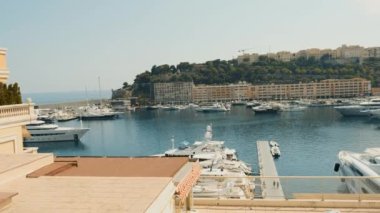 Monako 'nun güzel şehrinde bir yat teknesi.