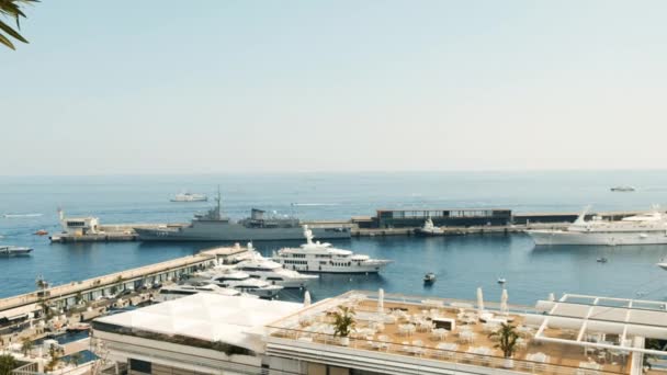 Jachtboot in de nacht van de prachtige stad Monaco — Stockvideo