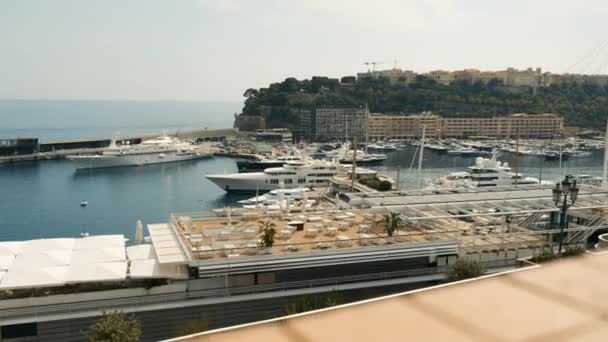 Yacht hajó éjszaka a gyönyörű város Monaco — Stock videók