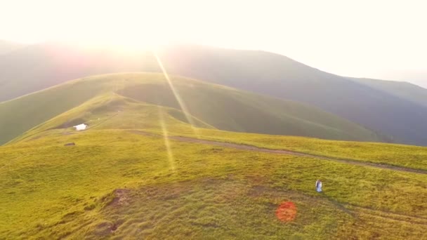 드론 이 산에서 비행 한다. 유럽의 풍경. 석양 — 비디오