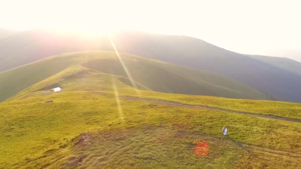 Vuelo en avión no tripulado en las montañas. Paisajes europeos. Puesta de sol — Vídeo de stock