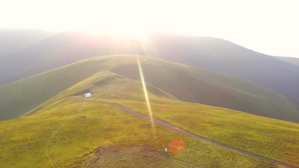 Vuelo en avión no tripulado en las montañas. Paisajes europeos. Puesta de sol — Vídeos de Stock