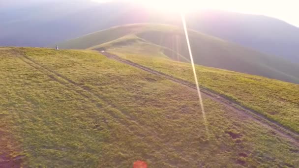 Drone in volo tra le montagne. I paesaggi europei. Tramonto — Video Stock