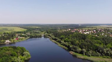 Göl ve park üzerinde İHA uçuşu. Güzel manzaralar