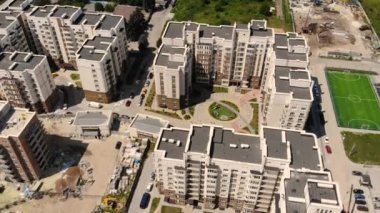 Lviv 'deki yeni binaların üzerinde İHA uçuşu. Yaz güneşli bir gün