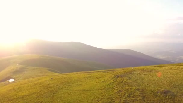 Vuelo en avión no tripulado en las montañas. Paisajes europeos. Puesta de sol. Montañas de los Cárpatos de Ucrania — Vídeo de stock