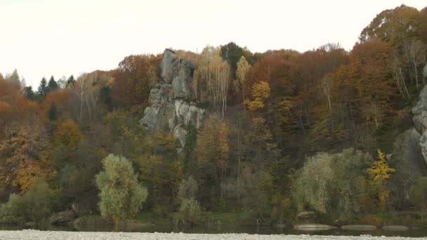 Outono dourado nas montanhas. Bela natureza. Folhas amarelas e rio — Vídeo de Stock