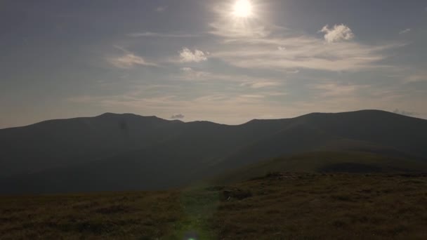 Hermosa puesta de sol en las montañas. Cárpatos ucranianos — Vídeos de Stock