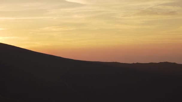 Schöner Sonnenuntergang in den Bergen. Ukrainische Karpaten — Stockvideo