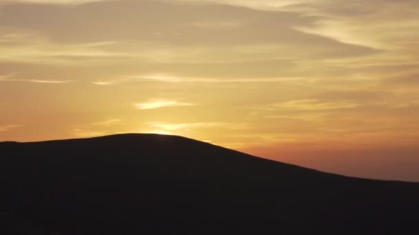 Belo pôr-do-sol nas montanhas. Cárpatos ucranianos — Vídeo de Stock