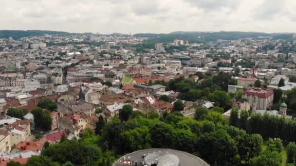 Volo drone su una città europea. Estate giornata di sole — Video Stock