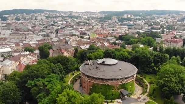 Voo de drone sobre uma cidade europeia. Verão dia ensolarado — Vídeo de Stock