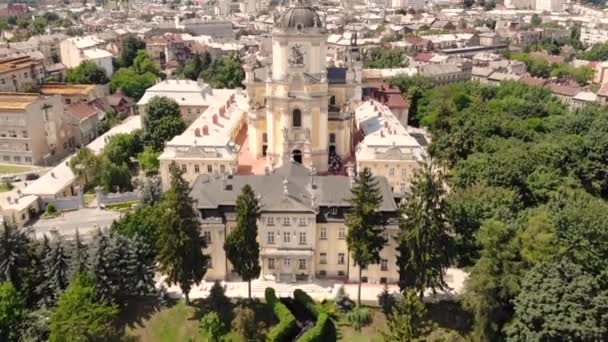 Drone volo sopra il parco e la chiesa di San Giorgio a Leopoli — Video Stock