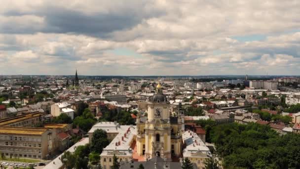 Voo de drone sobre o parque e a igreja de São Jorge em Lviv — Vídeo de Stock