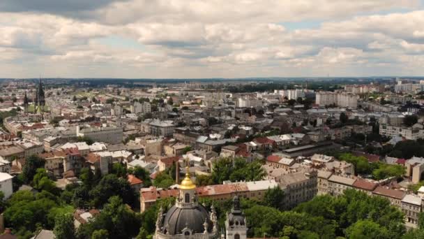 Voo de drone sobre o parque e a igreja de São Jorge em Lviv — Vídeo de Stock