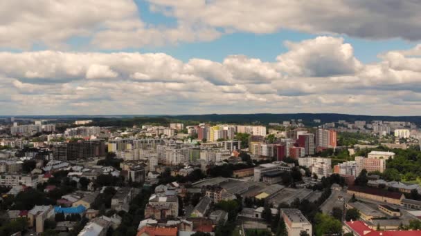 Vuelo en avión no tripulado sobre una ciudad histórica europea. Día soleado de verano — Vídeo de stock