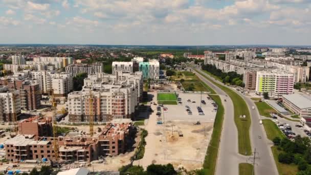 Drónrepülés egy európai történelmi város felett. Nyári napsütéses nap — Stock videók