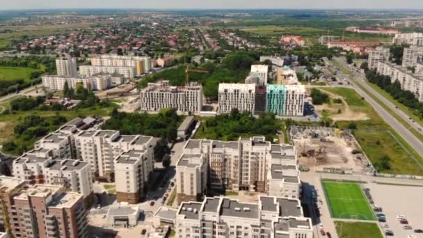 Vuelo en avión no tripulado sobre nuevos edificios en Lviv. Día soleado de verano — Vídeo de stock