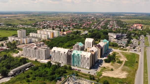 Dronen flyr over nye bygninger i Lviv. Sommersolskinnsdag – stockvideo
