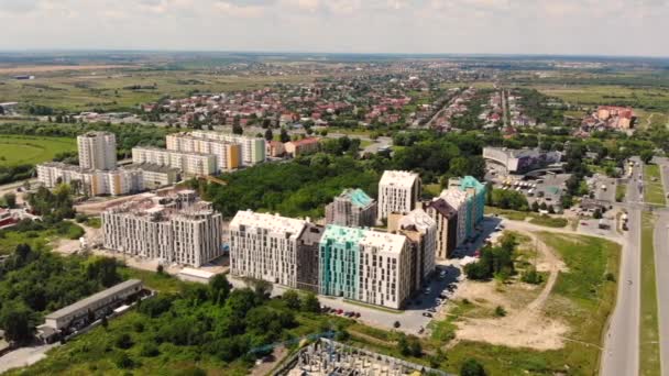 Vol par drone au-dessus de nouveaux bâtiments à Lviv. Journée ensoleillée d'été — Video