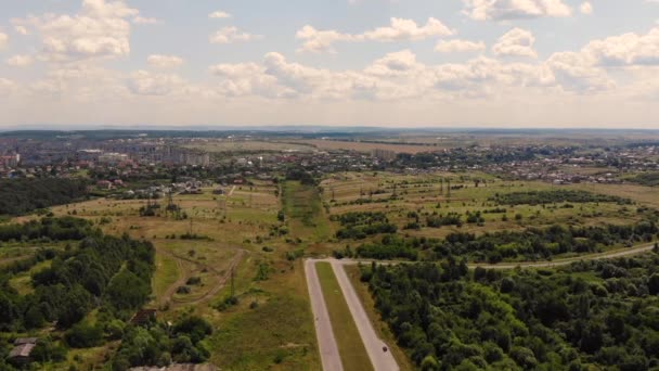 Vuelo en avión no tripulado sobre una ciudad histórica europea. Día soleado de verano — Vídeo de stock