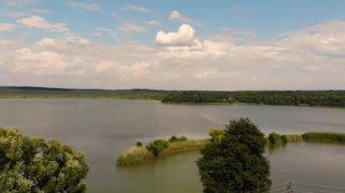 Göl ve park üzerinde İHA uçuşu. Güzel manzaralar
