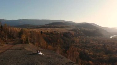 Dağların ve nehrin üzerinden insansız hava aracı uçuşu. Altın sonbahar