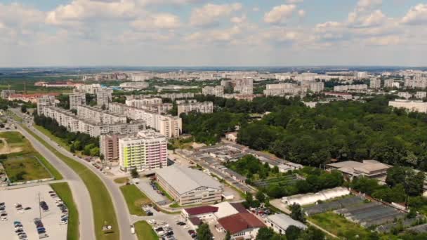 Vol par drone au-dessus d'une ville historique européenne. Journée ensoleillée d'été 
