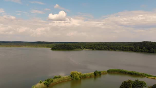 Göl ve park üzerinde İHA uçuşu. Güzel manzaralar — Stok video