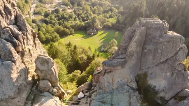 Voo de drone sobre montanhas e rochas. Bela natureza — Vídeo de Stock