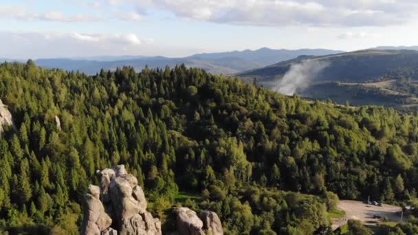 Voo de drone sobre montanhas e rochas. Bela natureza — Vídeo de Stock