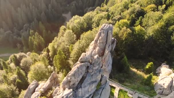 Vuelo de aviones no tripulados sobre montañas y rocas. Hermosa naturaleza — Vídeos de Stock