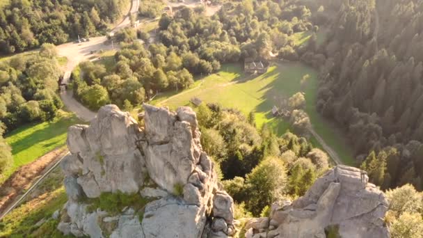 Voo de drone sobre montanhas e rochas. Bela natureza — Vídeo de Stock