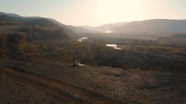 Voo de drone sobre as montanhas e o rio. Outono dourado — Vídeo de Stock