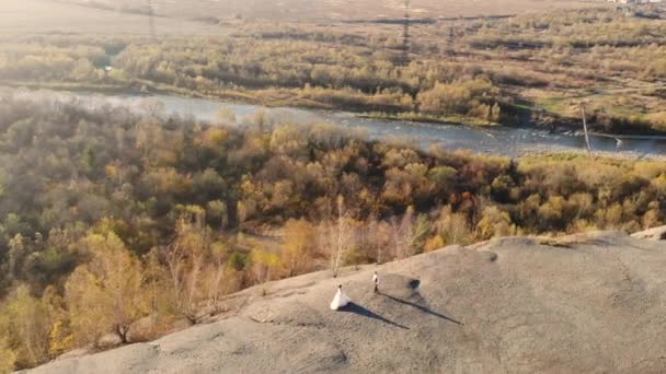 Drone vlucht over de bergen en de rivier. Gouden herfst — Stockvideo