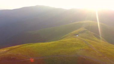 Ukrayna Karpatları üzerinde İHA uçuşu. Dağlar yaz güneşli bir günde