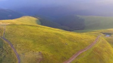 Ukrayna Karpatları üzerinde İHA uçuşu. Dağlar yaz güneşli bir günde