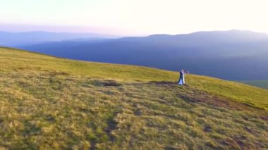 Ukrayna Karpatları üzerinde İHA uçuşu. Dağlar yaz güneşli bir günde